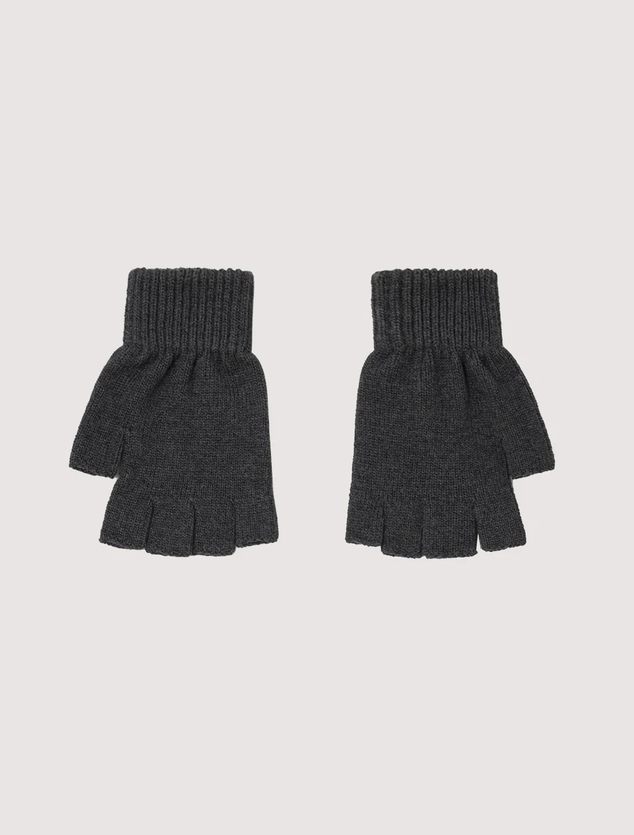 Neue Knit Mittens in Light Grey - Image 3