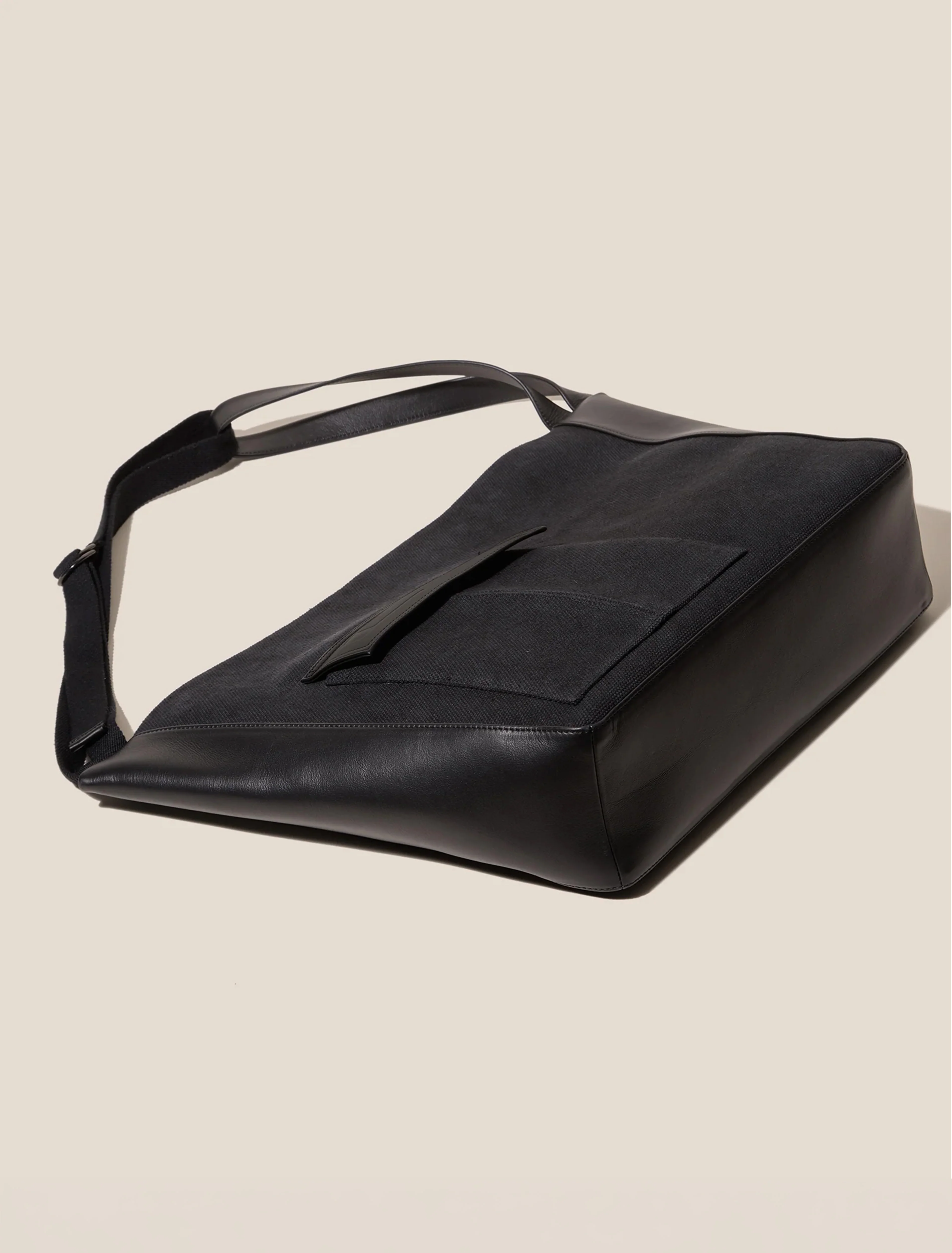Vincle Bag in Black - Image 3