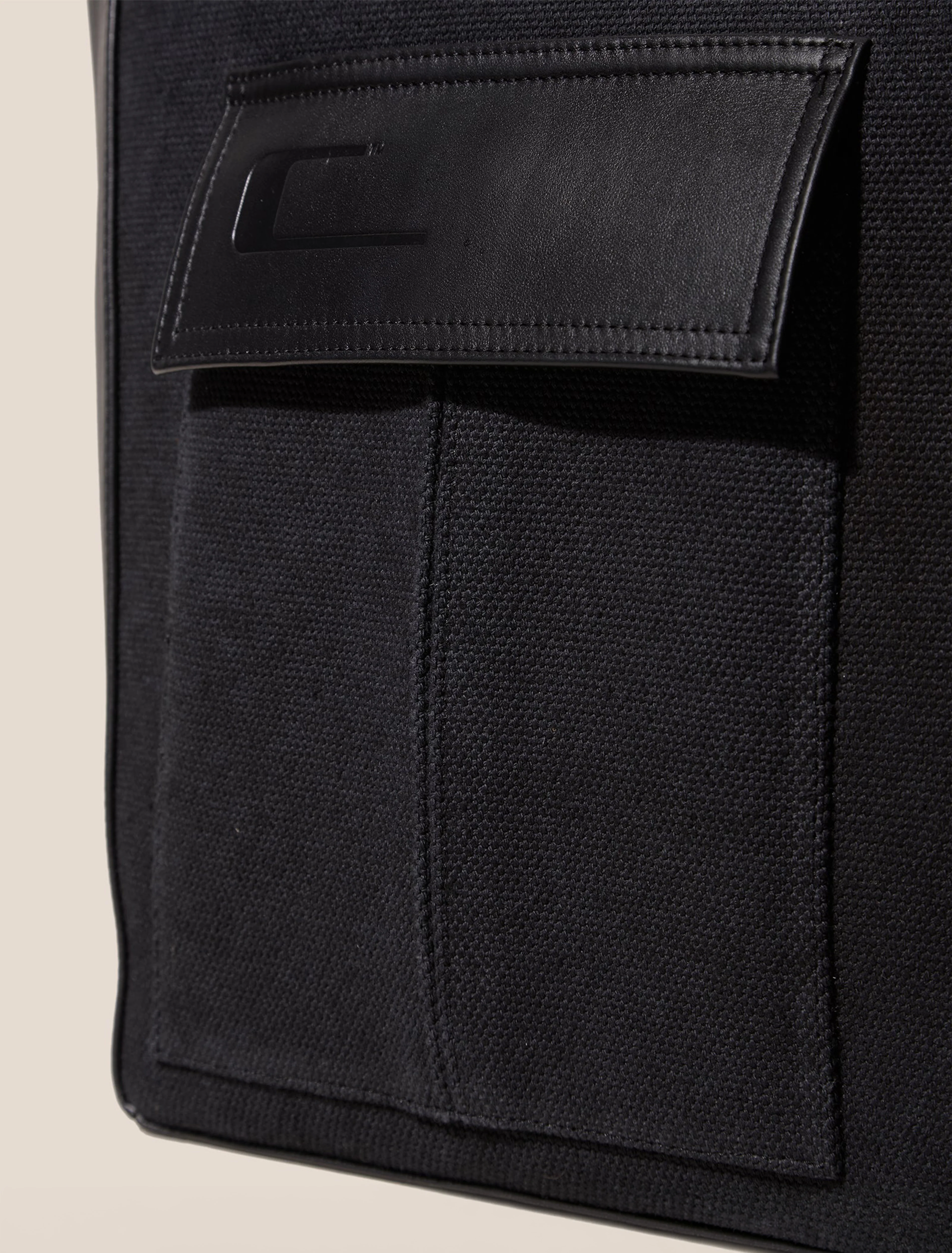 Vincle Bag in Black - Image 4