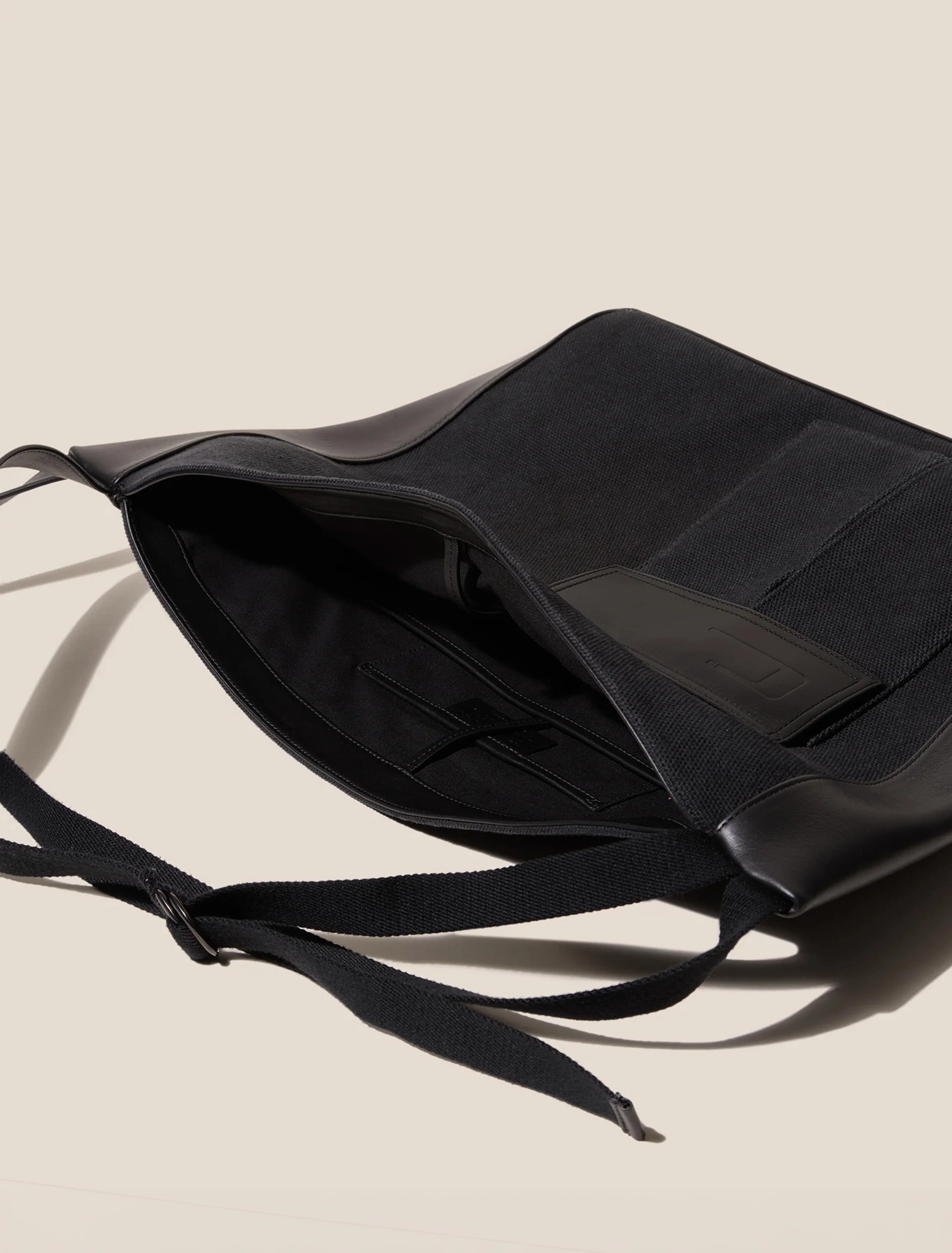 Vincle Bag in Black - Image 5